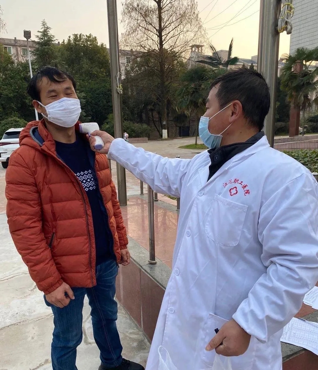 默默無(wú)言的堅(jiān)守——記江西水泥有限責(zé)任公司職工醫(yī)院內(nèi)科醫(yī)生江朝暉